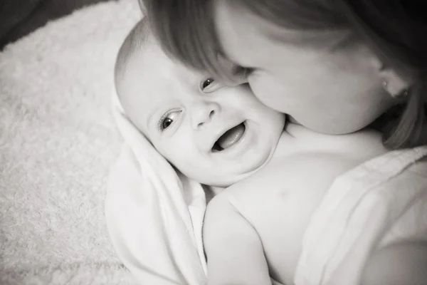 Bambino piccolo con sua madre — Foto Stock