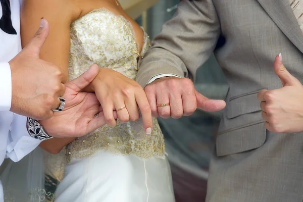 Τα χέρια της νύφης και του γαμπρού — Φωτογραφία Αρχείου