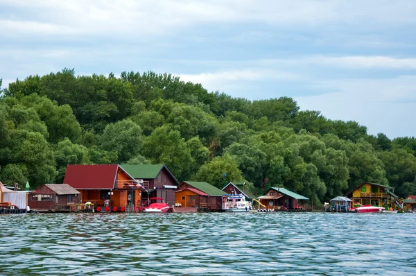 Houses on river — Stock Photo, Image