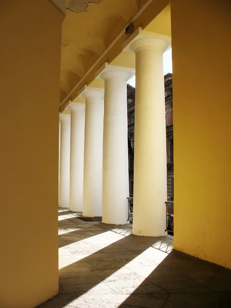 Die offene Arkade umgeht die Galerie. St. petersburg — Stockfoto