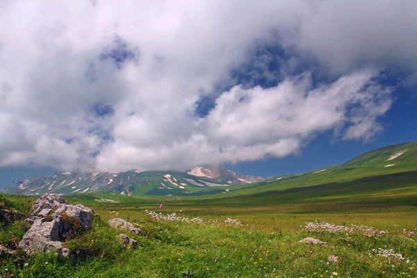 В горах Кавказа — стоковое фото