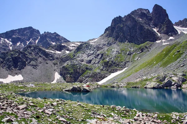 Lago en las montañas — Foto de Stock