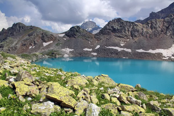 Jezioro w górach — Zdjęcie stockowe