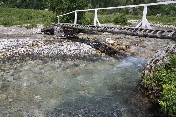 강을 가로지르는 다리 — 스톡 사진