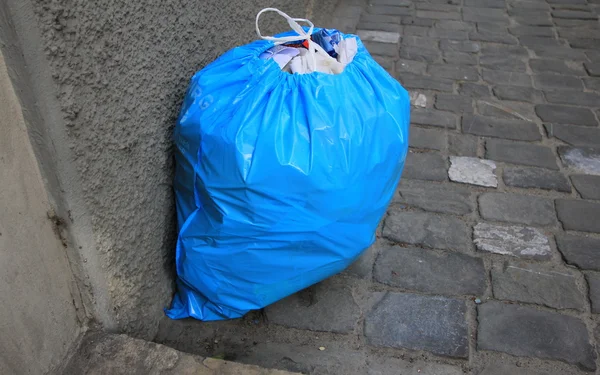 Сумка для мусора — стоковое фото