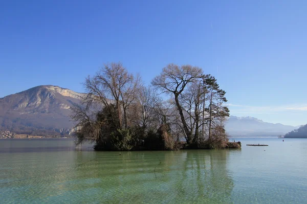 Lago annecy e árvores — Fotografia de Stock