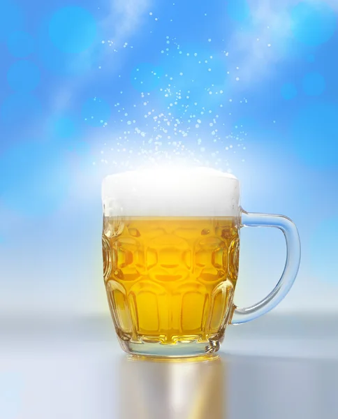 Сияющий бокал пива — стоковое фото