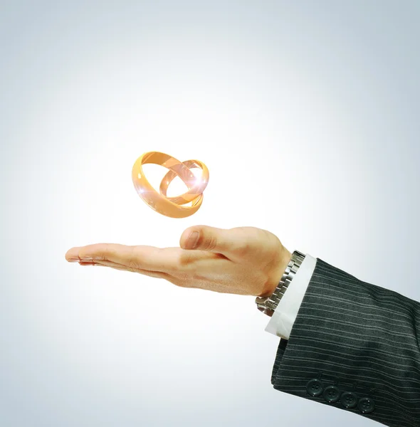 Dos anillos de boda en la mano de un hombre de negocios — Foto de Stock