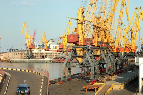 Porto commerciale marittimo con gru — Foto Stock