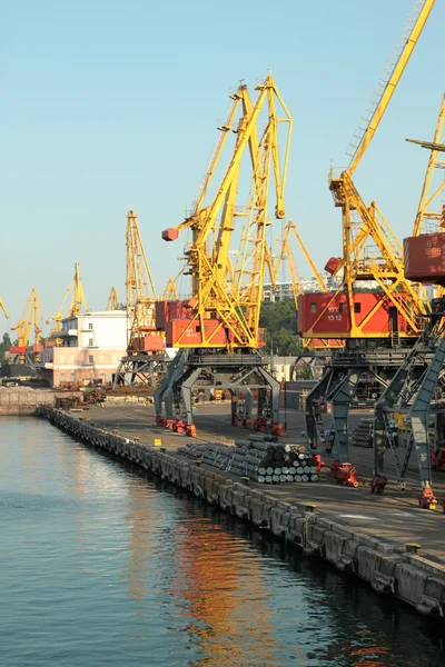 Comércio de porto marítimo com guindastes — Fotografia de Stock