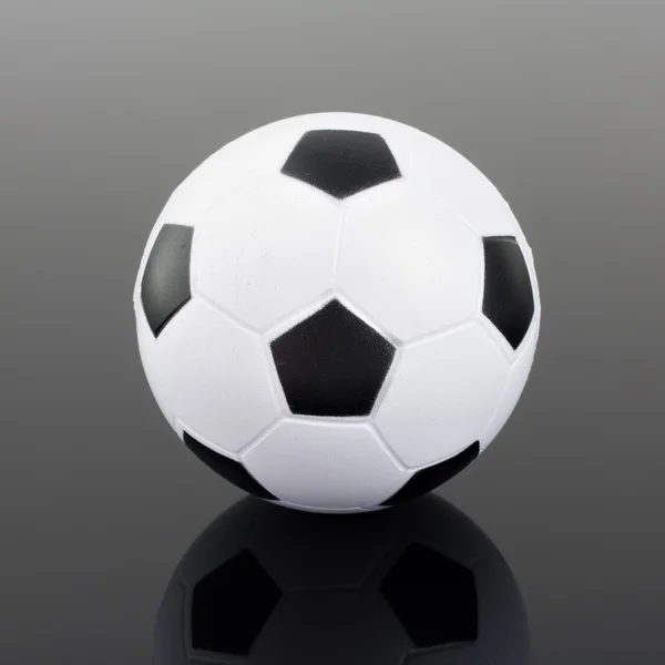反射と古典的なサッカー — ストック写真