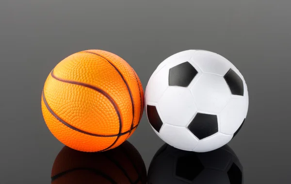Klasický basketbal a fotbal — Stock fotografie