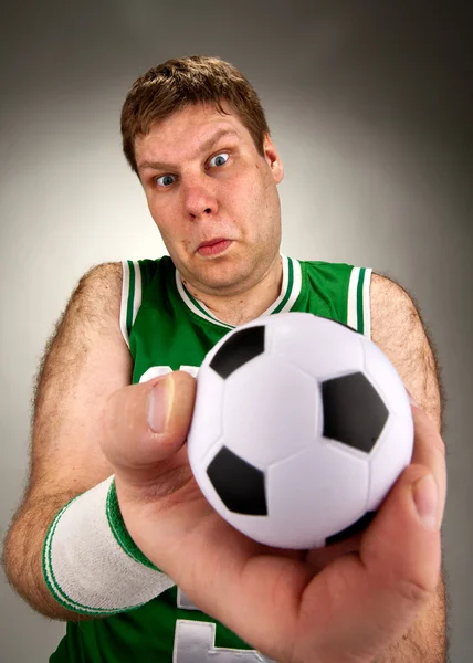 Překvapený basketbalový hráč s fotbalem — Stock fotografie