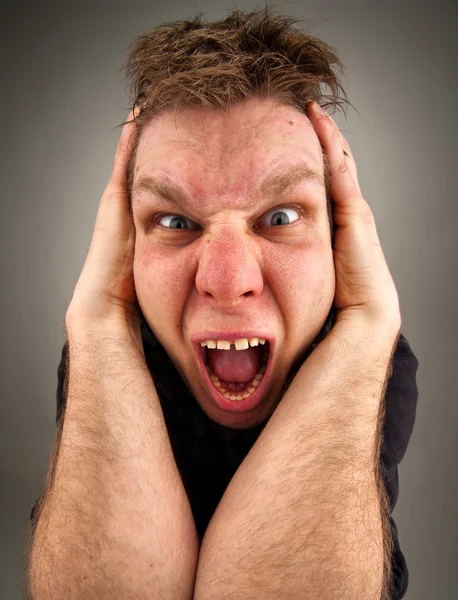 Portret dziwaczny mężczyzna krzyczy — Zdjęcie stockowe