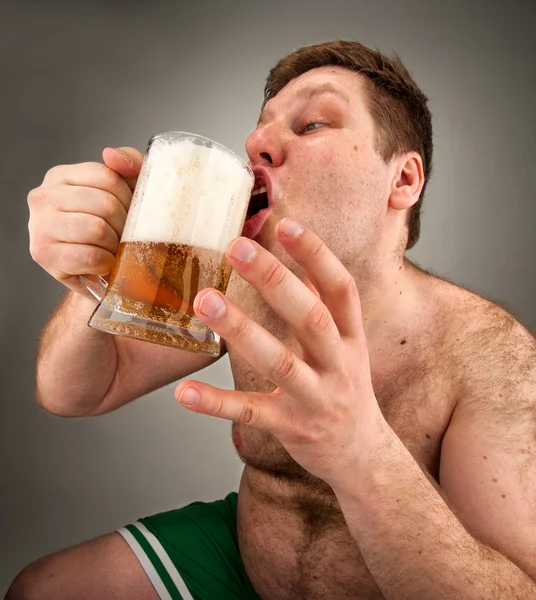 Legrační tlustý muž pít pivo — Stock fotografie