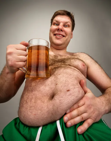 Uomo grasso divertente con vetro di birra — Foto Stock