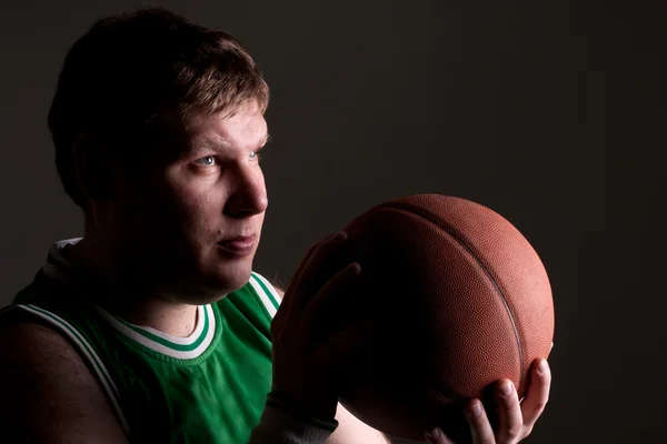 Retrato de jogador de basquete com bola — Fotografia de Stock