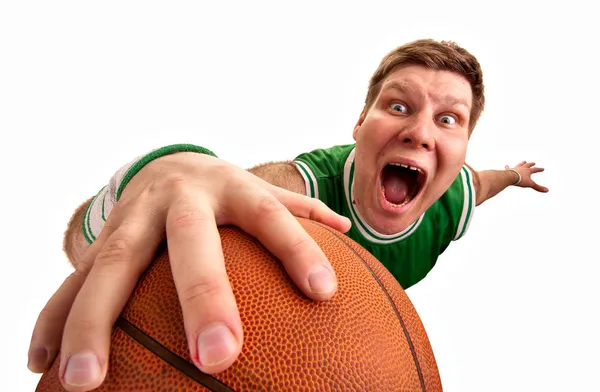 Странный баскетболист бросает мяч в корзину — стоковое фото