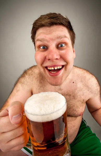 Legrační tlustý muž s sklenici piva — Stock fotografie