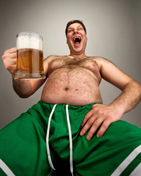 Смешной толстяк со стаканом пива — стоковое фото
