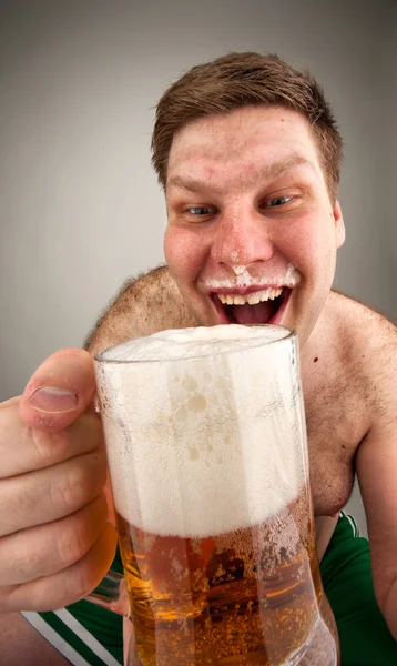 Смешной толстяк пьет пиво. — стоковое фото