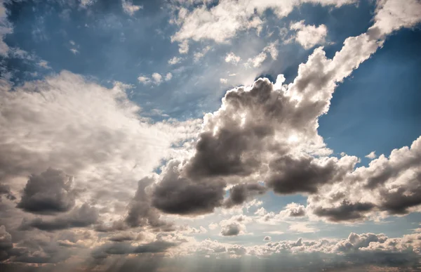 Cielo nuvoloso drammatico — Foto Stock