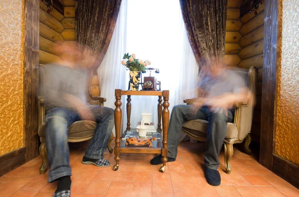 Pencerenin yanında iki tartışırken adam — Stok fotoğraf