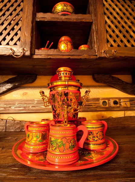 Традиционный русский самовар с чашками — стоковое фото