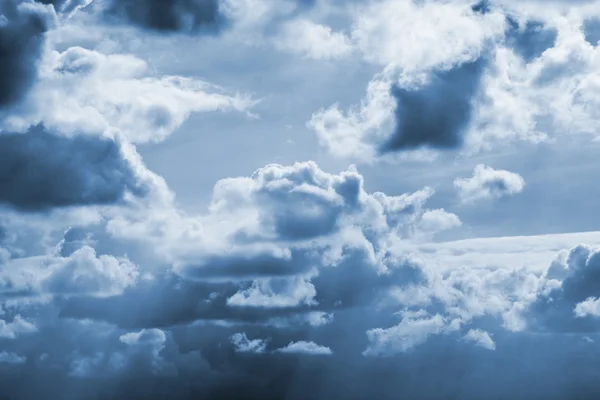 Dramatische bewolkte lucht — Stockfoto