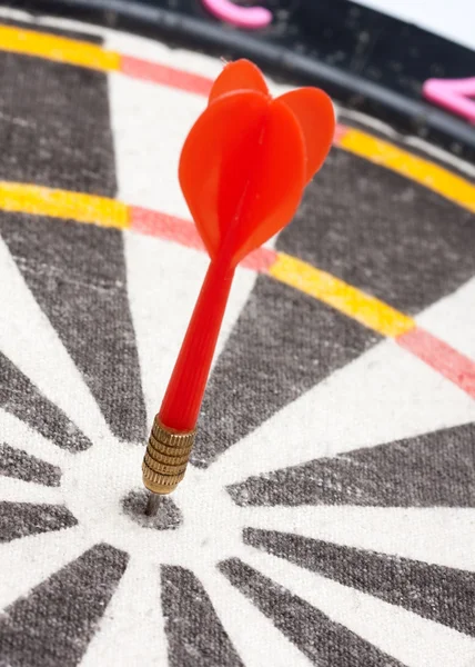 Red dart hitting the target — Stock Photo, Image