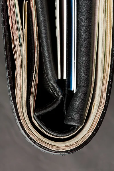 Černá kožená peněženka s kartami a peníze — Stock fotografie