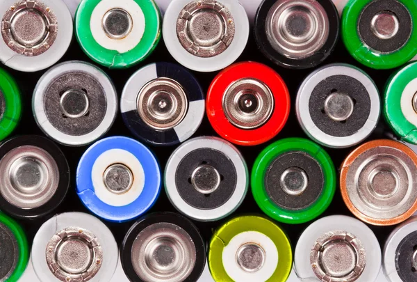 Viele bunte Batterien — Stockfoto