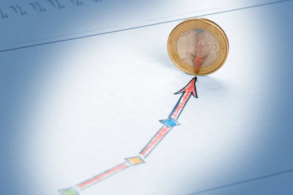 Flecha vermelha aspirando à moeda de euro — Fotografia de Stock