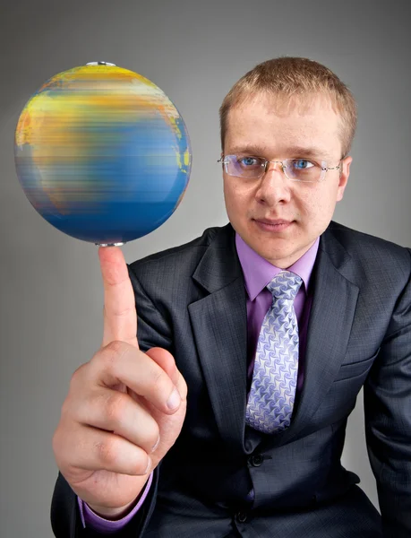 ビジネスマンの指に地球儀の回転 — ストック写真