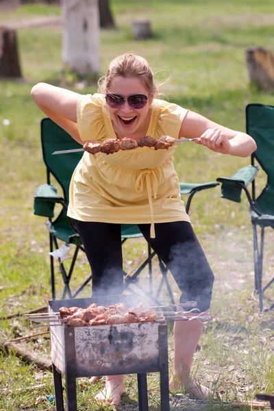 Woman grilling shish kebab — Stock Photo, Image