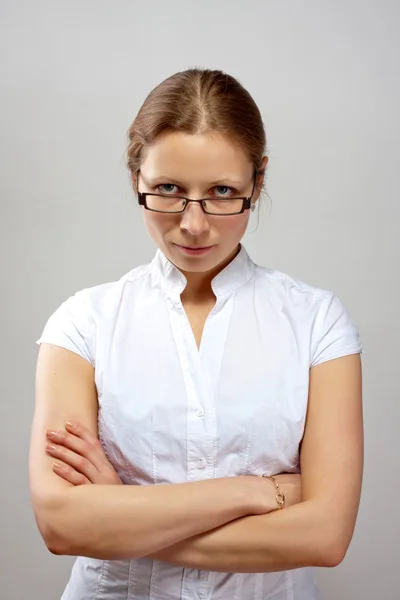 Portret van zakenvrouw met gekruiste armen — Stockfoto