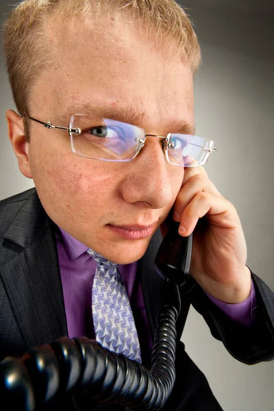 Bizzarro uomo d'affari che parla per telefono — Foto Stock