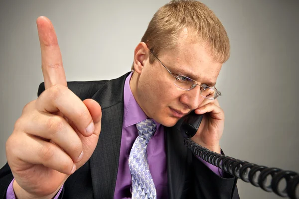 Hombre de negocios ocupado hablando por teléfono — Foto de Stock