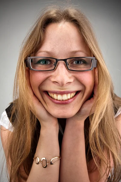 Mooie lachende vrouw in glazen — Stockfoto