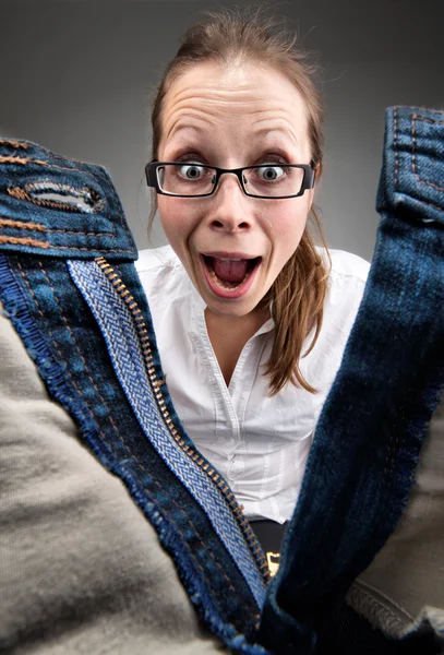 Έκπληκτος κορίτσι ψάχνει μέσα unzipped παντελόνι — Φωτογραφία Αρχείου