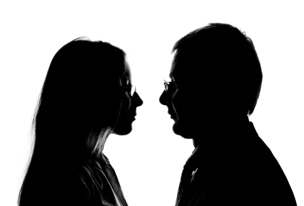 Silhouette de couple aimant — Photo