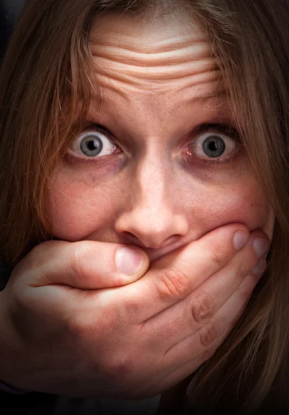 Chica asustada con la boca cerrada —  Fotos de Stock