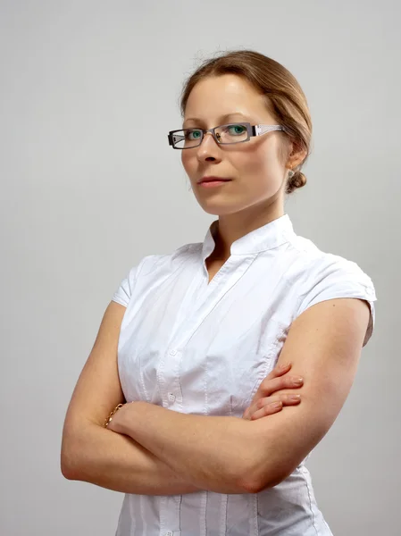 Portret van zakenvrouw met gekruiste armen — Stockfoto
