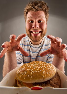 mutlu bir adam Burger yemeye hazırlanıyor