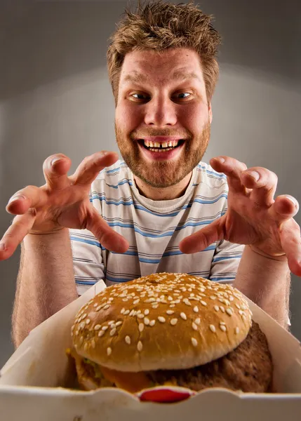 Homme heureux se préparant à manger un hamburger — Photo