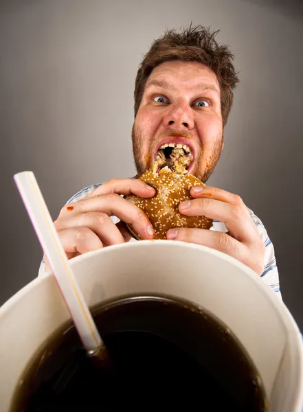 Hombre comiendo comida rápida — Foto de Stock