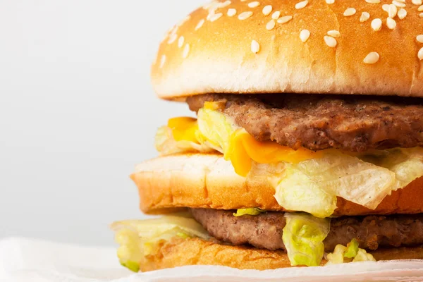 Um hambúrguer. Comida rápida não saudável — Fotografia de Stock