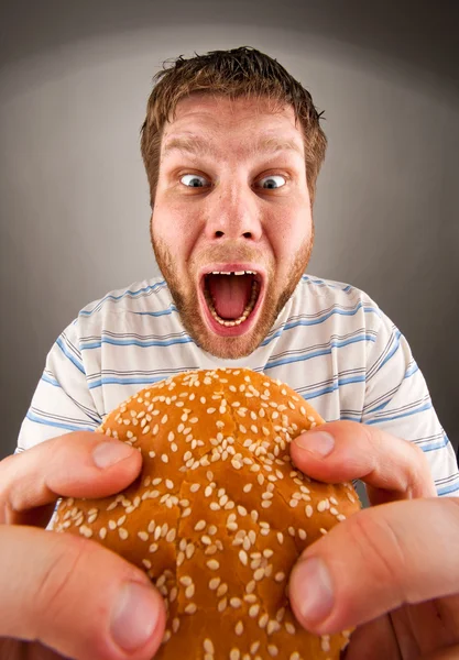 Homme mangeant hamburger juteux — Photo