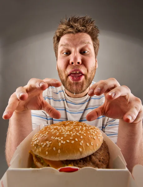 Glücklicher Mann bereitet sich auf Burger vor — Stockfoto
