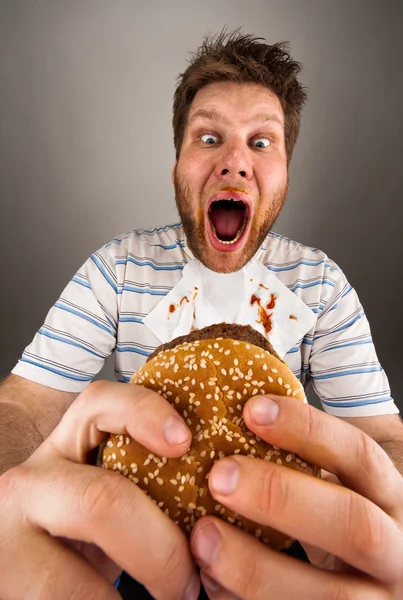 Dikke man eten Hamburger — Stockfoto